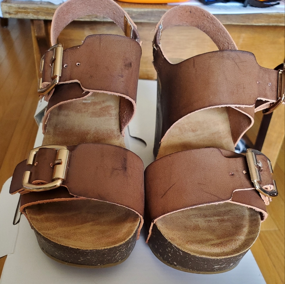 Refresh brown leather wedge